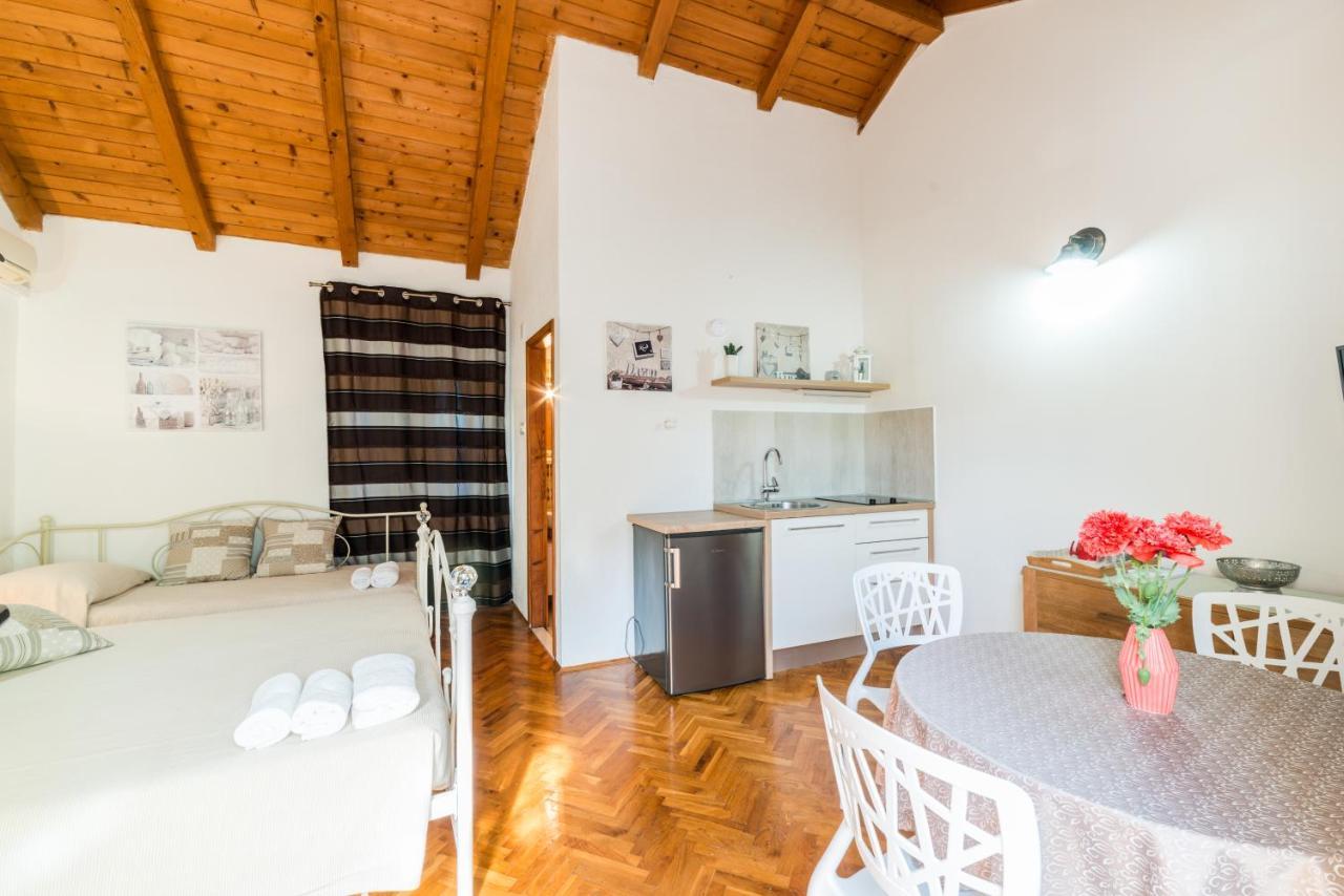 Apartmani Bugenvilija Brbinj Eksteriør billede