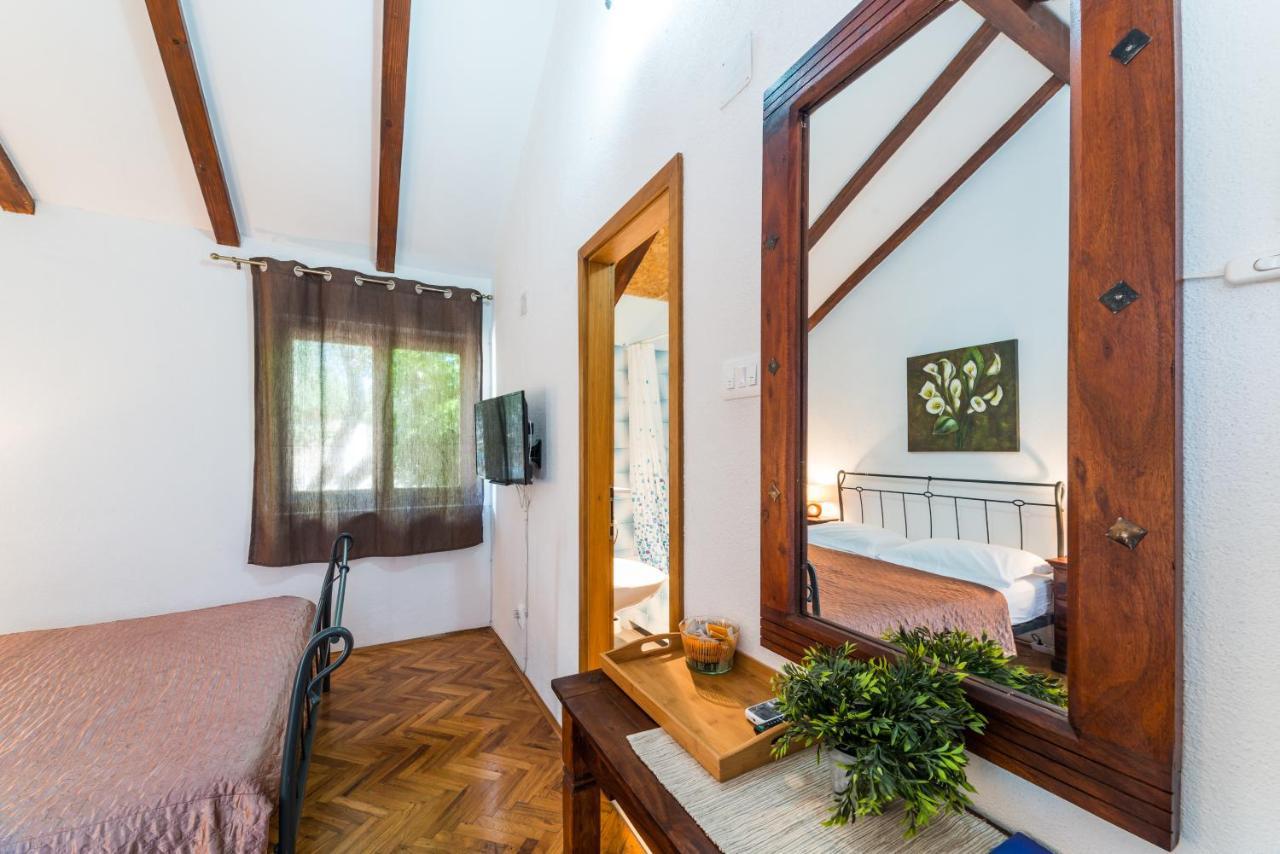 Apartmani Bugenvilija Brbinj Eksteriør billede